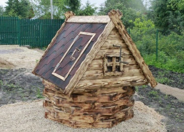Особенности подготовки и чертежи. Как смастерить домик для колодца своими руками в соответствии с чертежами.

